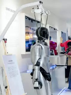 长安汽车：预计明年一季度发布首款车载组件机器人，人形机器人名叫“小安”