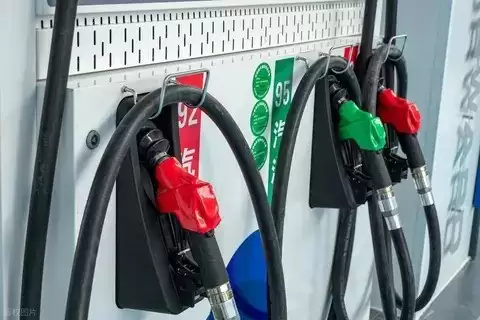 每升7元汽油中税费占比约三分之一