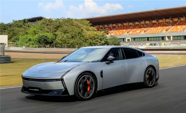 小鹏实测VLA辅助驾驶可过酒驾路卡:自动识别交警手势 停车等吹气