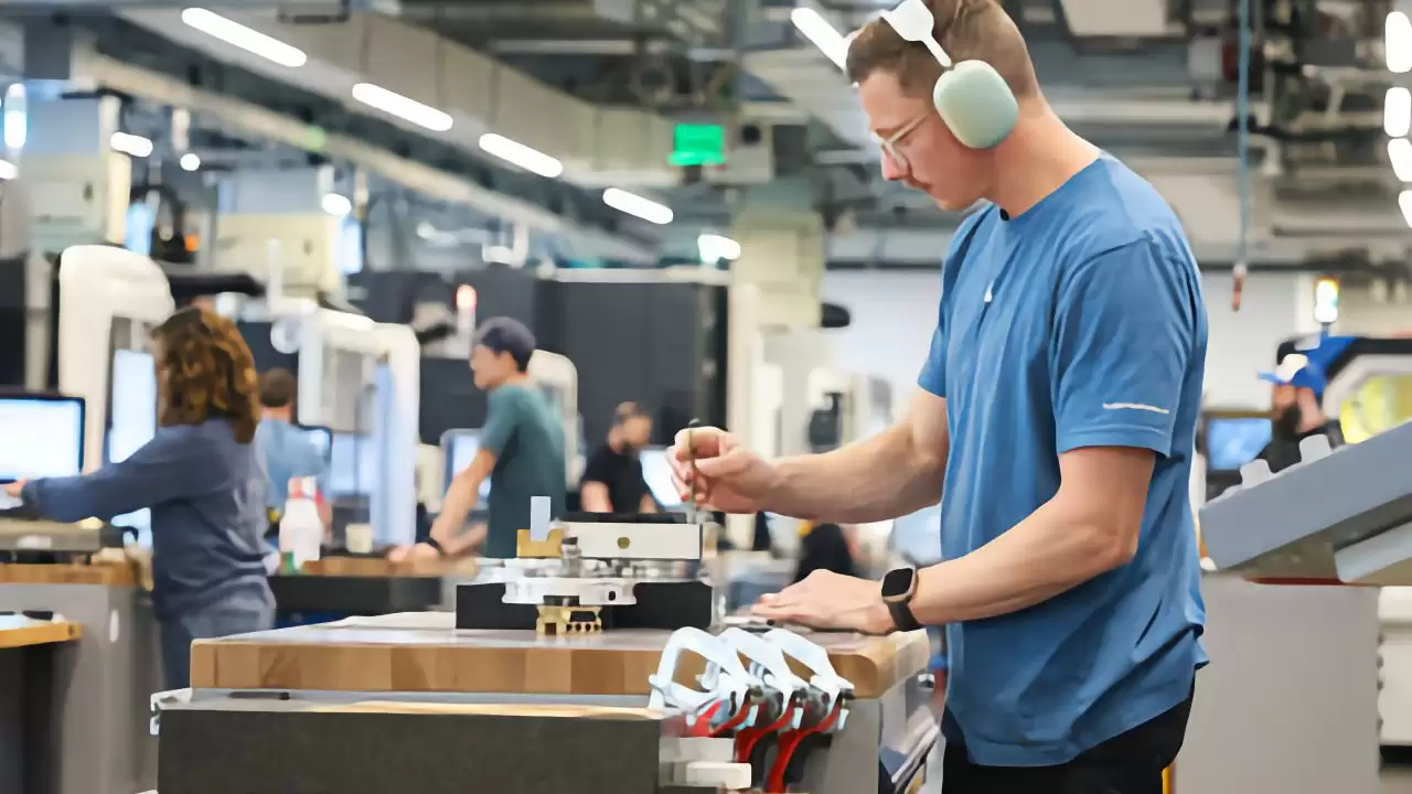 从分享“iPhone 6 Plus 弯曲门”教训到 AI 质检：苹果工程师深入全美工厂，免费帮扶“美国制造”