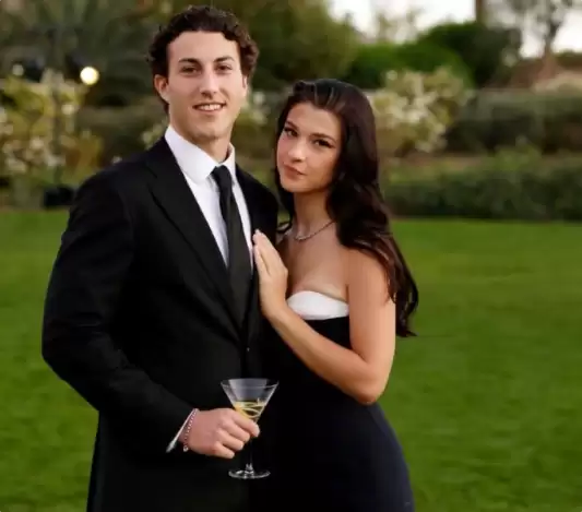 比尔盖茨小女儿公开恋情：男友撞脸扎克伯格