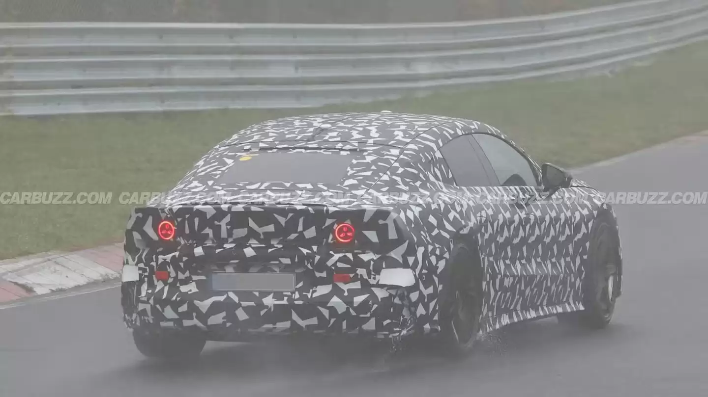 奔驰 AMG GT 纯电轿跑雨战“绿色地狱”纽北赛道，1360 马力暴雨狂飙