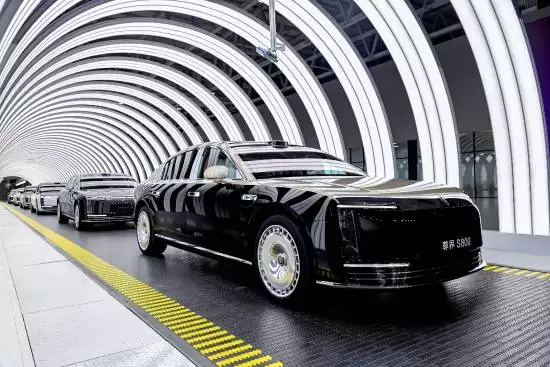 尊界S800万辆下线，余承东携手李连杰共启交付盛典