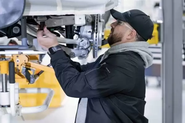 法拉第未来FX Super One预量产车下线，手工装配引热议