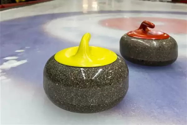 大爷在冰面上用水桶模仿冰壶运动 网友:冰是真的冰 桶也是真的桶