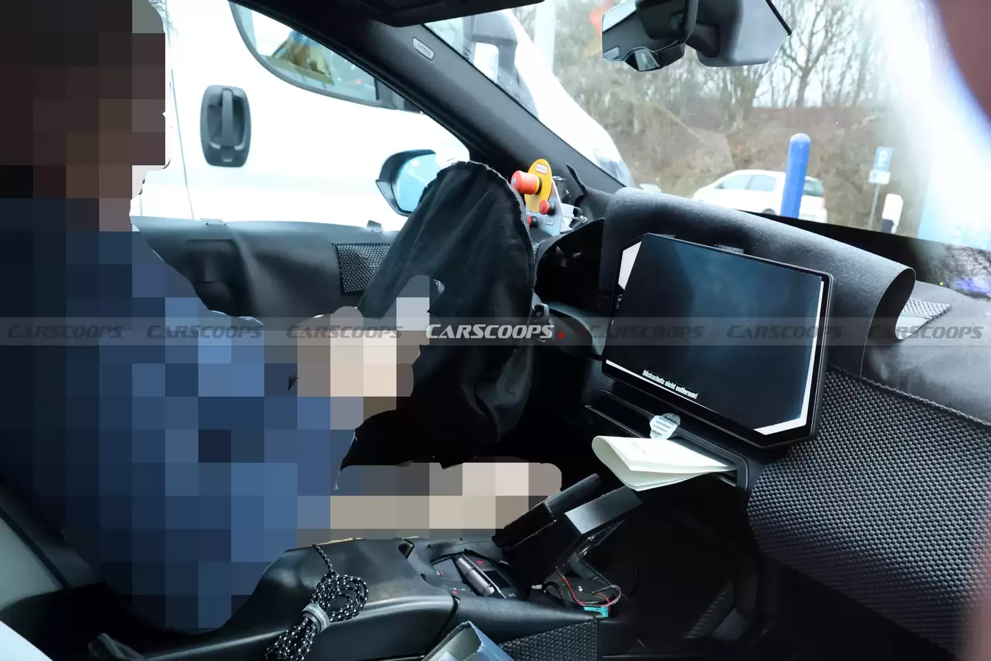 宝马新一代 iX1 谍照曝光：全新设计语言，五边形中控屏上车