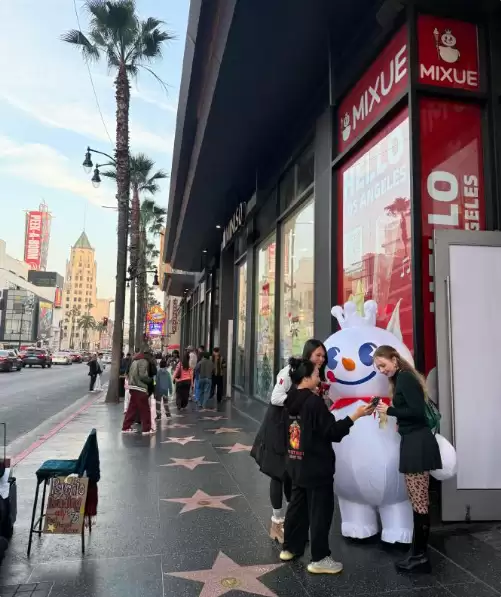 蜜雪冰城登陆美国好莱坞！定价2.5美元 首店日销800杯