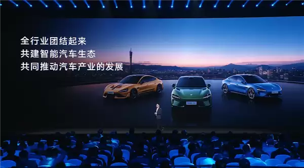 小米官宣：比亚迪方程豹豹7首发电适配小米生态接口 支持后排挂载平板