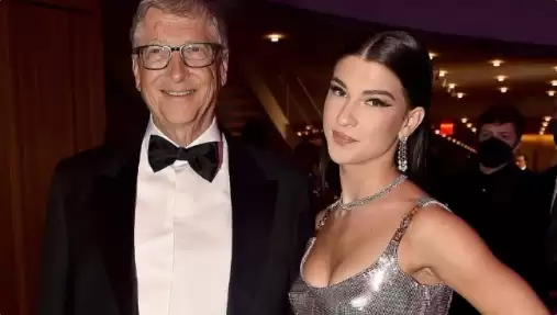 比尔盖茨小女儿公开恋情：男友撞脸扎克伯格