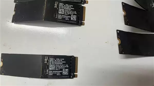 10岁熊孩子掰断老爸50块三星M.2 SSD!价值1亿越南盾