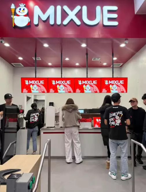 蜜雪冰城登陆美国好莱坞！定价2.5美元 首店日销800杯