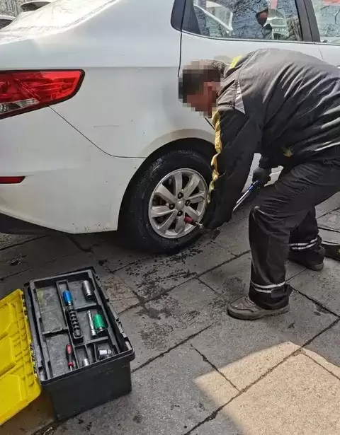 定期轮胎换位延长寿命：周期、方法与注意事项详解