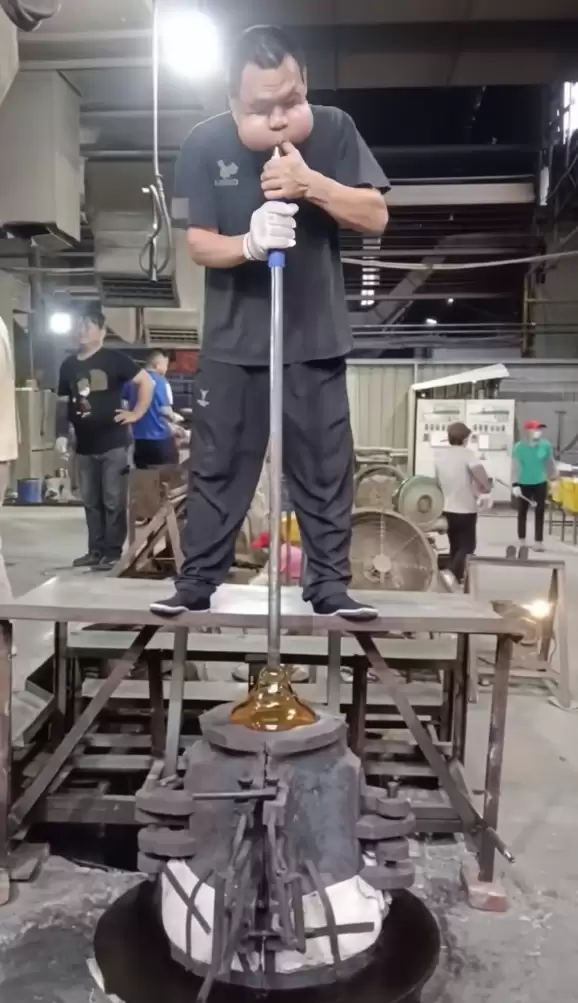 男子工厂吹玻璃30年肌肉拉伤严重:腮帮肿大成“青蛙王子”