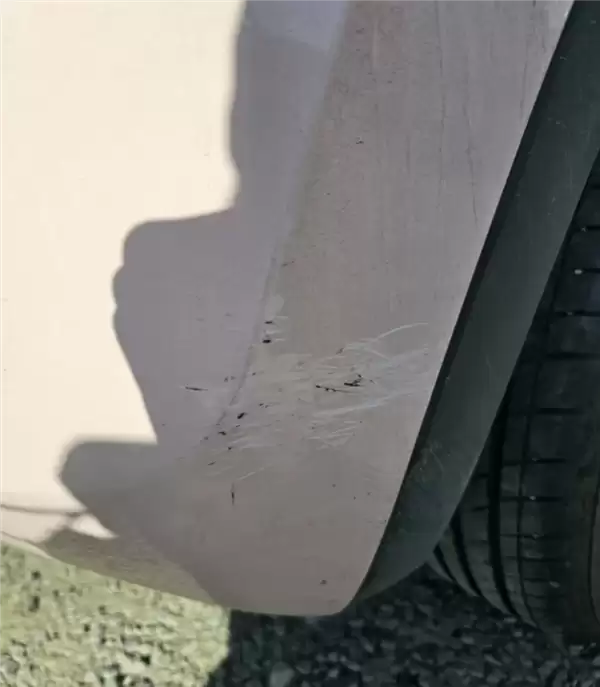 租车行黑幕套路遭曝光!半夜有人偷偷划车 还车时被车行索赔