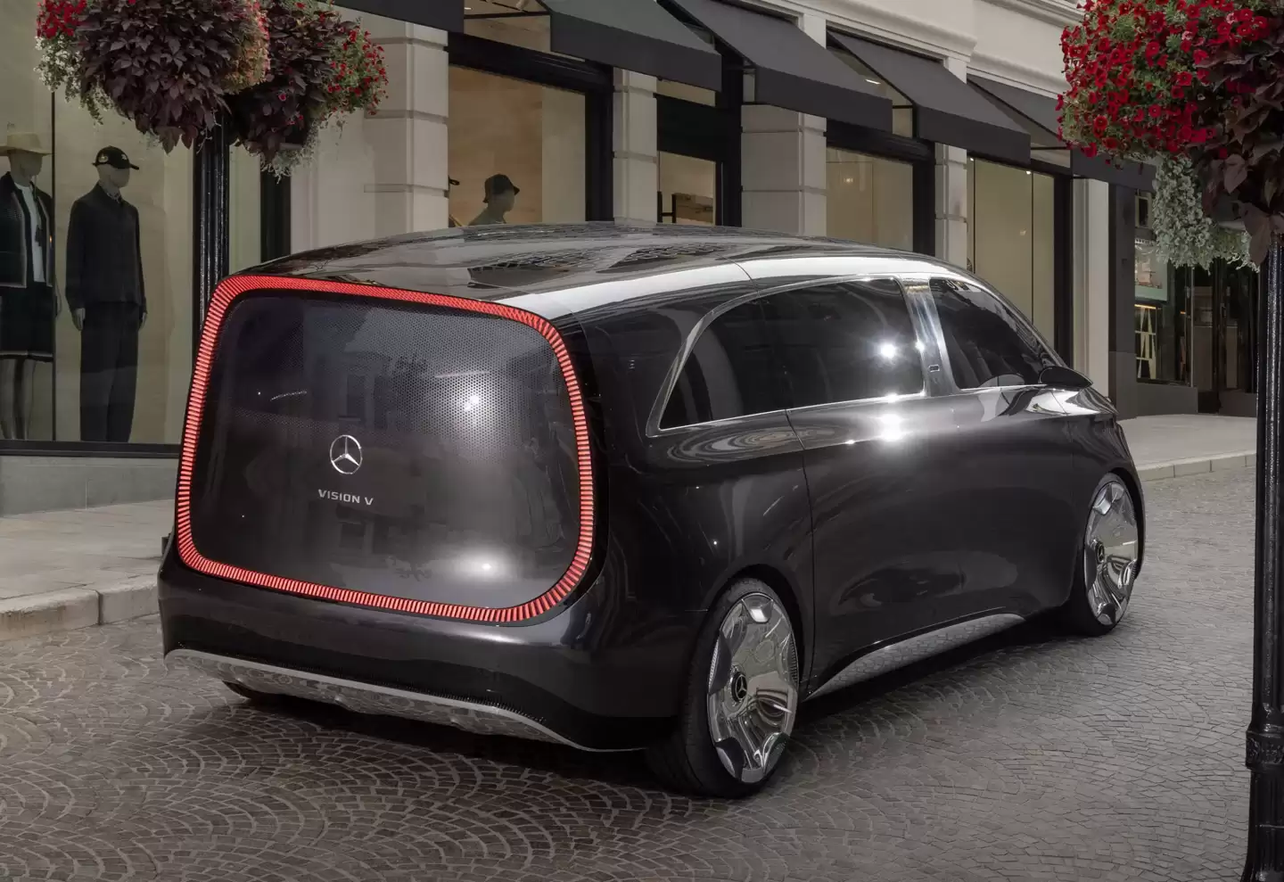 “全球首款豪华城市SUV”:奔驰 VLE 续航超 500 公里,明年 3 月首秀