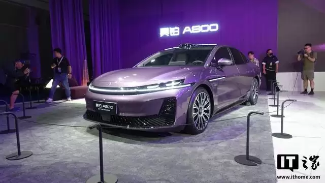 广汽昊铂A800内饰细节公布，配全球最长6536mm双环抱氛围灯