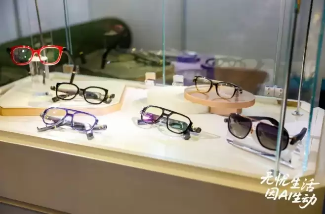 消息称豆包大模型联合润欣科技、老凤祥开发 AI 眼镜，预计明年初上市