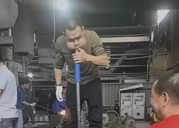 吹玻璃工人因职业劳损走红：三十年鼓腮炼成青蛙王子