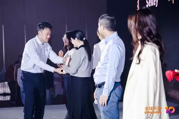 爱图仕荣膺2025亚马逊“卖家成长服务产品创新先驱奖”