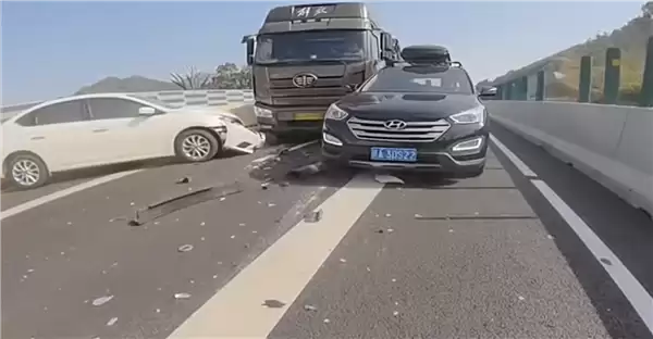 司机开定速巡航追尾后又引发连环撞:负全责