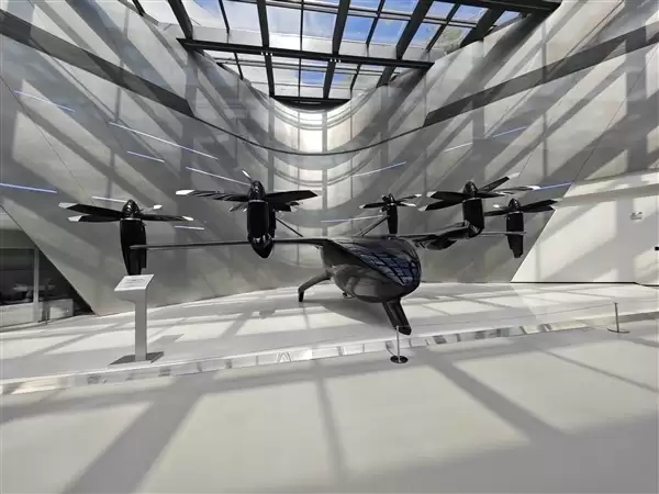 何小鹏曝光小鹏汽车“黑科技”车型：飞机被嵌入汽车尾箱  预计2026下半年登场