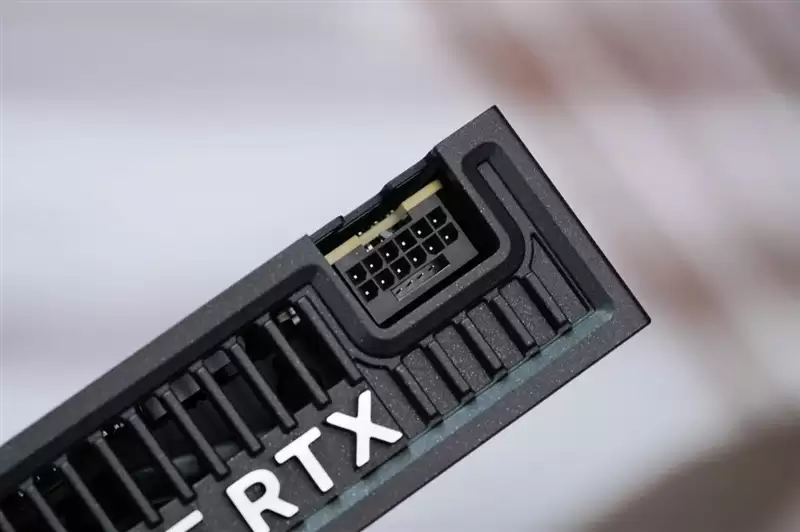 第一款高性能迷你显卡!七彩虹iGame RTX 5070 Mini OC 12GB评测:烤机一小时不到75度