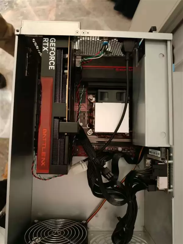 铭瑄B860 ITX主板唯一配四条DDR5插槽!但我买不起内存了