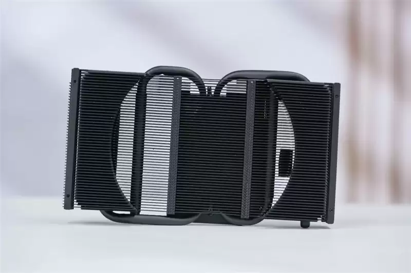 第一款高性能迷你显卡!七彩虹iGame RTX 5070 Mini OC 12GB评测:烤机一小时不到75度