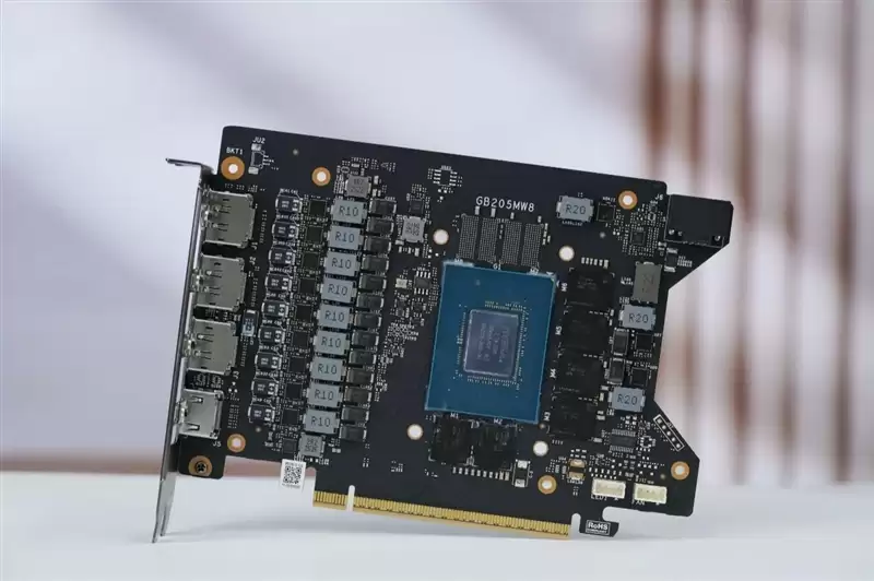 第一款高性能迷你显卡!七彩虹iGame RTX 5070 Mini OC 12GB评测:烤机一小时不到75度