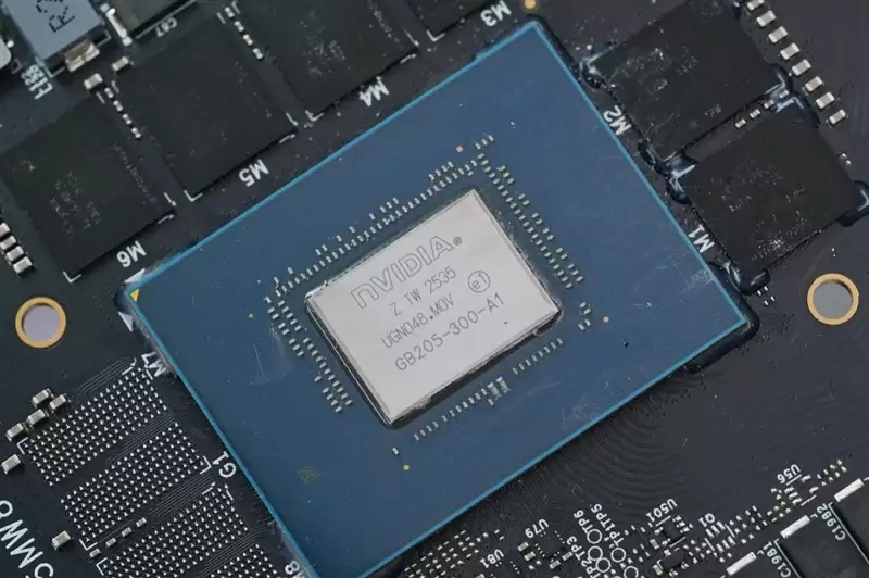 第一款高性能迷你显卡!七彩虹iGame RTX 5070 Mini OC 12GB评测:烤机一小时不到75度