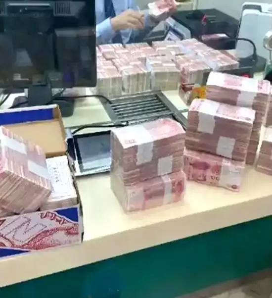 郑阿姨独领拆迁款拒还遭搜查终和解