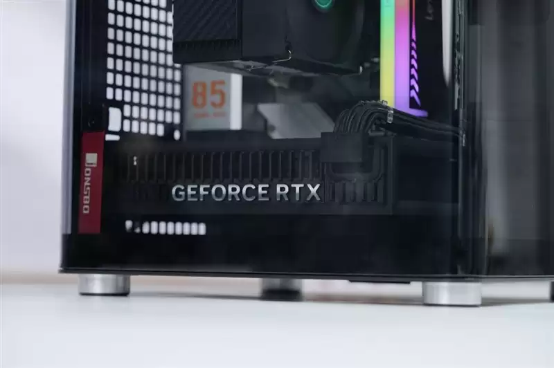 第一款高性能迷你显卡!七彩虹iGame RTX 5070 Mini OC 12GB评测:烤机一小时不到75度