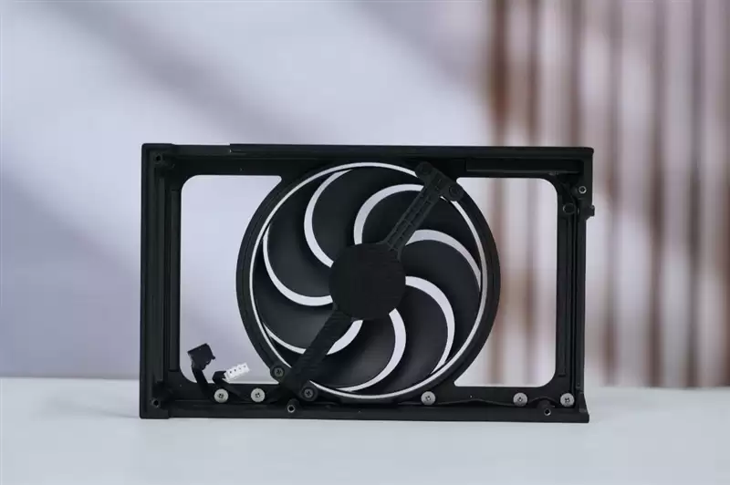 第一款高性能迷你显卡!七彩虹iGame RTX 5070 Mini OC 12GB评测:烤机一小时不到75度