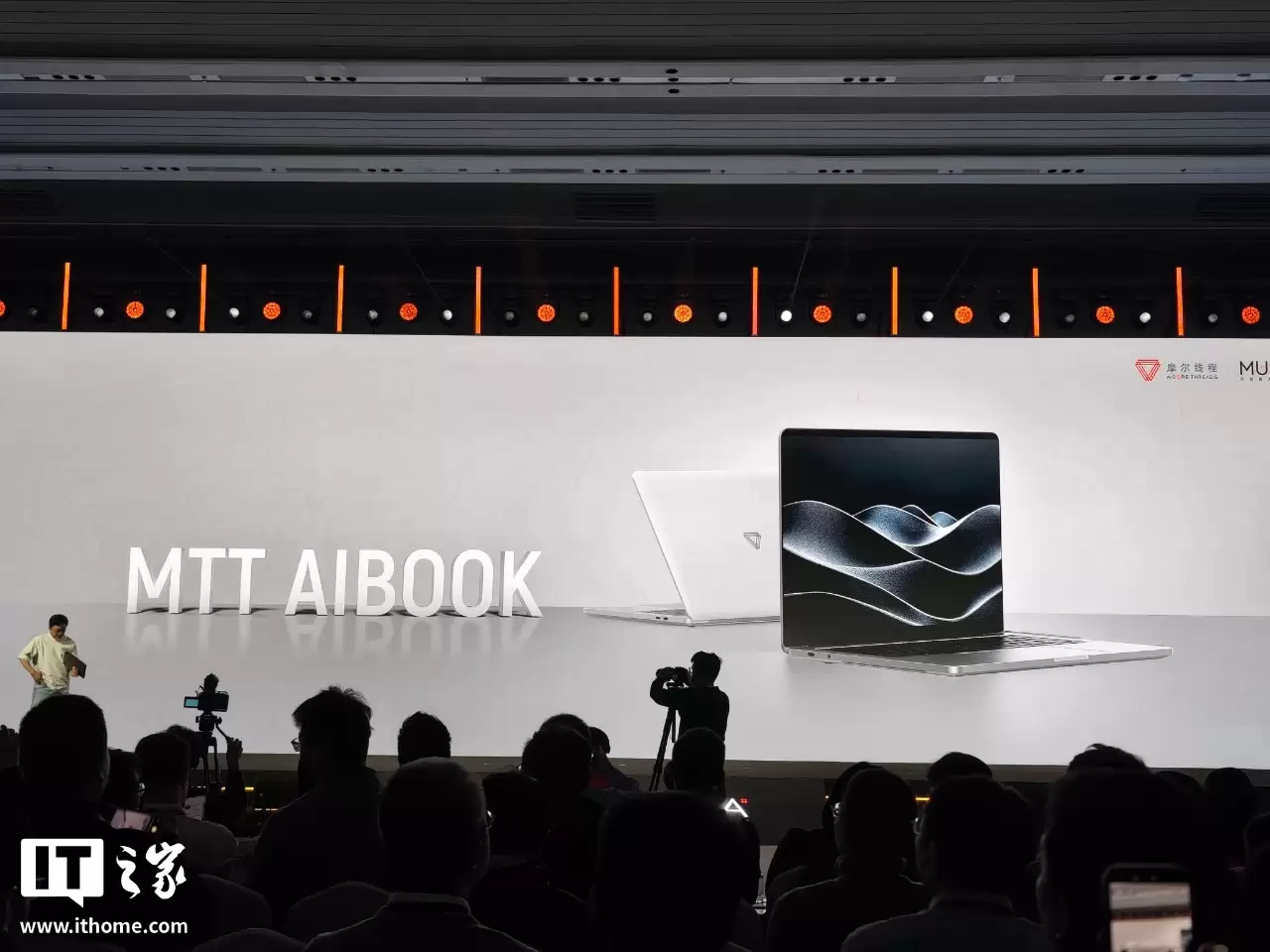 9999 元摩尔线程首款 AIPC 算力本 MTT AIBOOK 发布：集成长江智能 SoC 芯片，内置 2D 数字人“小麦”” /></p>
<p>与此同时，摩尔线程还面向个人开发者推出了MTT AIBOOK笔记本电脑。该机型32GB内存+1TB固态硬盘版本已在京东平台开启预售，定价9999元，计划于2026年1月10日正式开售。</p>
<dir class=