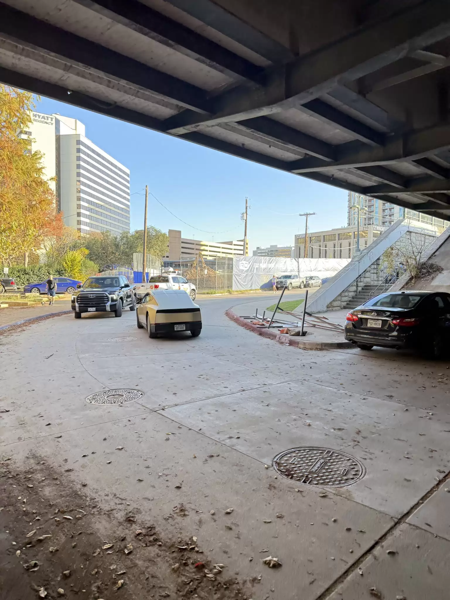 历史性一刻:特斯拉无方向盘 Cybercab 自动驾驶出租车上路首次被拍