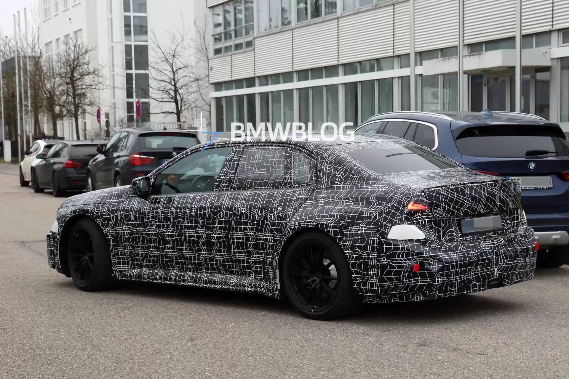 2027 款宝马 M3 电动车曝光：量产灯组首现，预估 800~900 马力