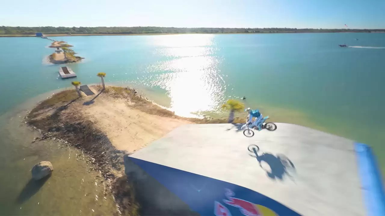 40+ 台苹果 iPhone 17 Pro Max 全程 4K 记录，围观红牛车手水上飞车