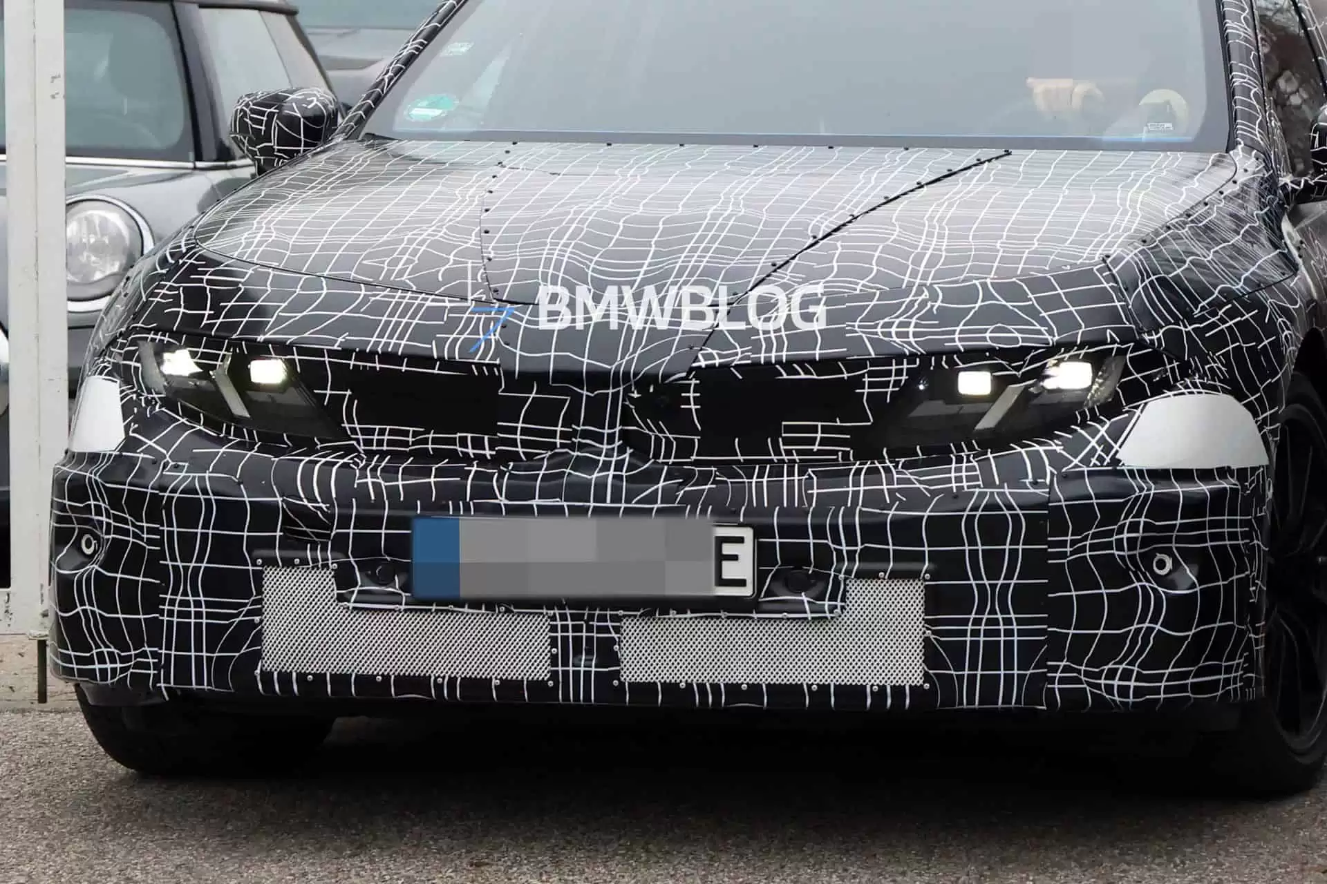 2027 款宝马 M3 电动车曝光：量产灯组首现，预估 800~900 马力