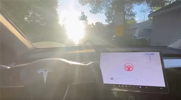 解决“强光致盲”问题 特斯拉新专利给摄像头装“电动墨镜”
