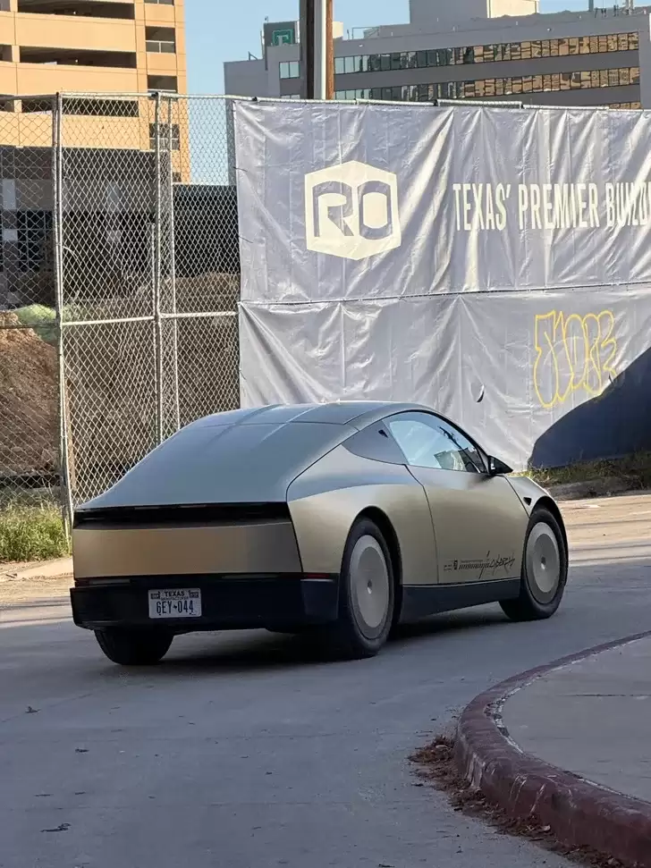 历史性一刻:特斯拉无方向盘 Cybercab 自动驾驶出租车上路首次被拍