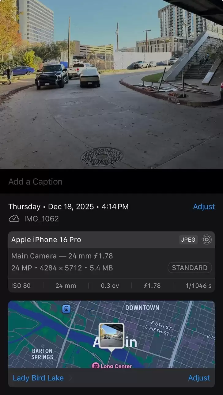 历史性一刻:特斯拉无方向盘 Cybercab 自动驾驶出租车上路首次被拍