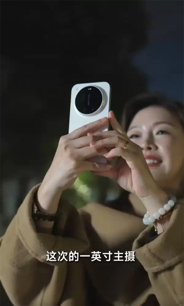 新一代夜神杀到！小米17+Ultra真机全网首秀：大圆Deco、白色机身优雅