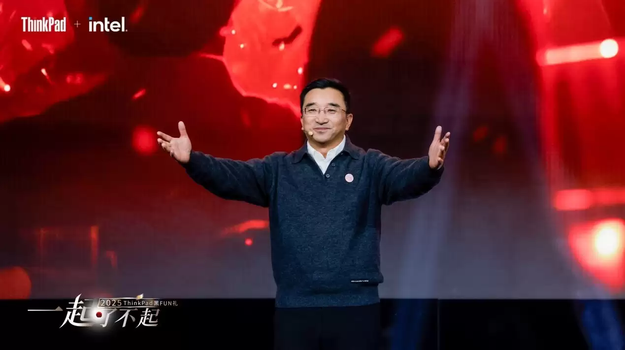 ThinkPad黑FUN礼发布两大原型机 天禧AI足球智能体亮相