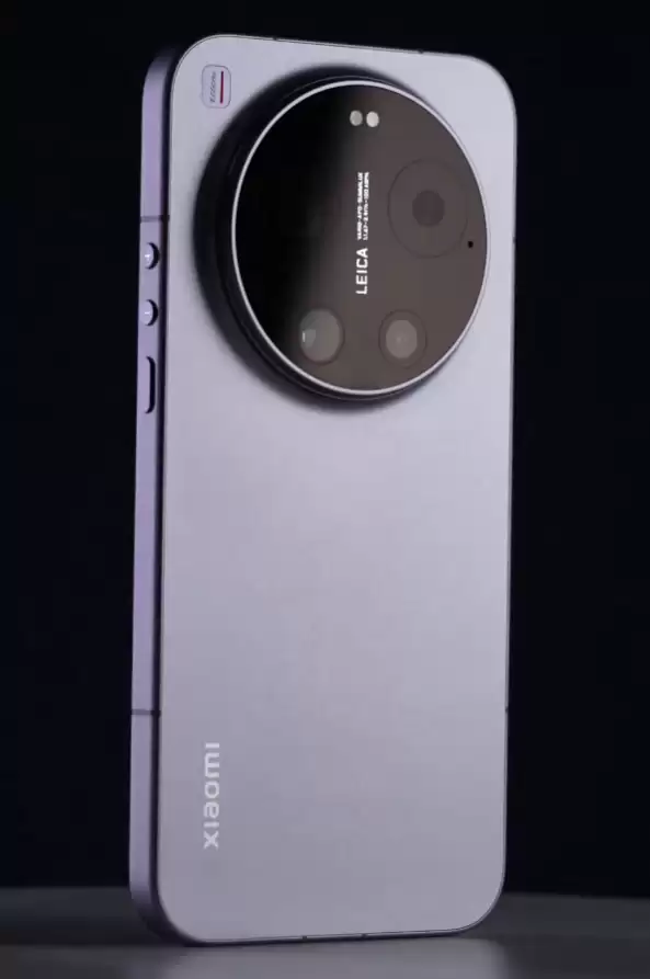 卢伟冰首秀小米 17 Ultra 真机:小米史上最薄的 Ultra,四款配色公开