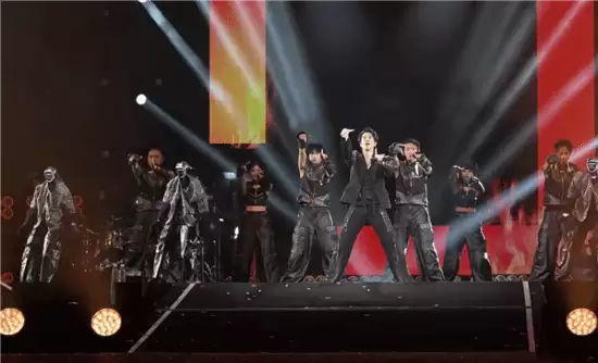 王力宏成都演唱会现六台人形机器人共舞