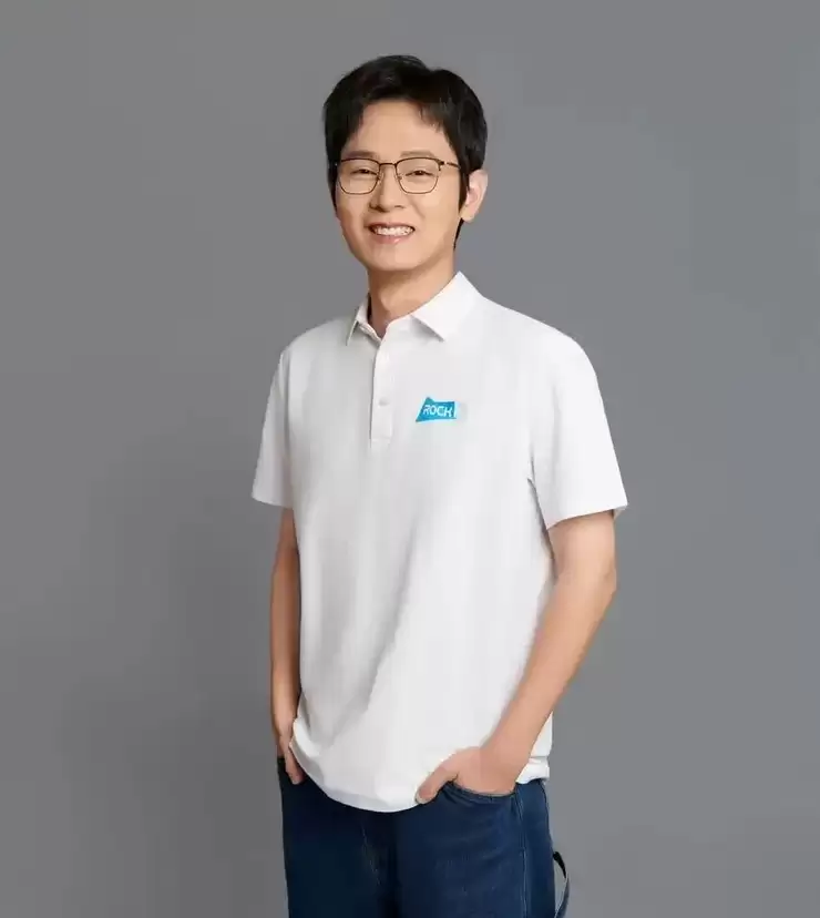 RockAI CMO 邹佳思:端侧智能如何通过「原生记忆」与「自主学习」,完成从工具迈向伙伴的人机关系丨GAIR 2025