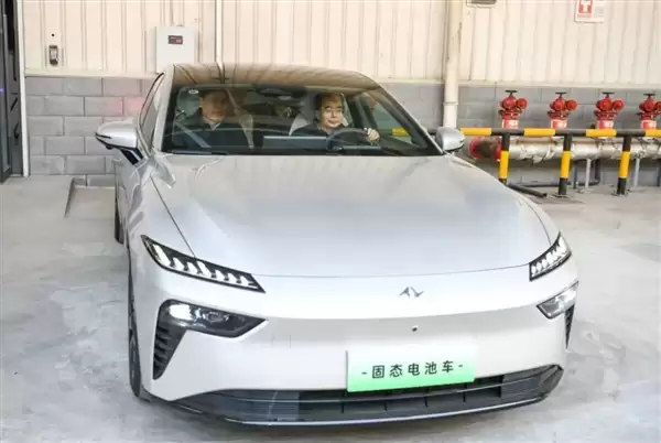 力战2027年量产!东风汽车“固态电池车”亮相