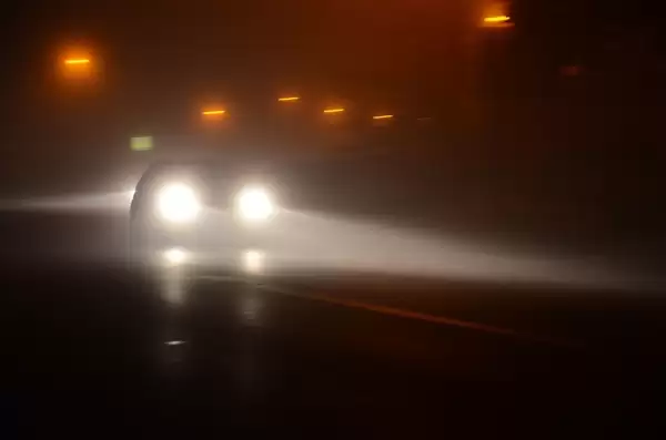 男子记恨会车不关远光灯 边开车边用弹弓打烂五辆车玻璃