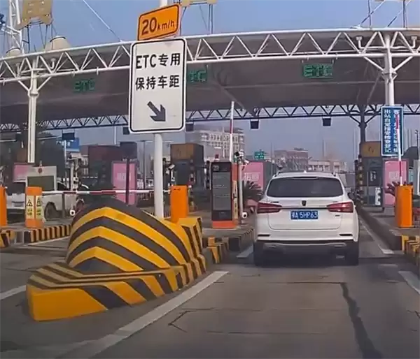 女子收费站遇前车插队蹭ETC:反应不及时令其得逞