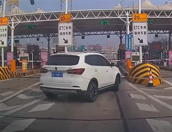 女子收费站遇前车插队蹭ETC:反应不及时令其得逞